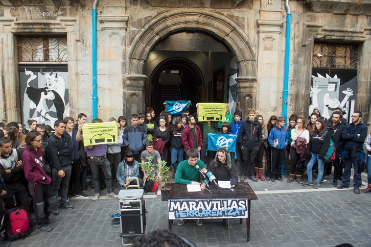 Integrantes del gaztetxe Maravillas, en una comparecencia anterior. (Iñigo URIZ/FOKU)