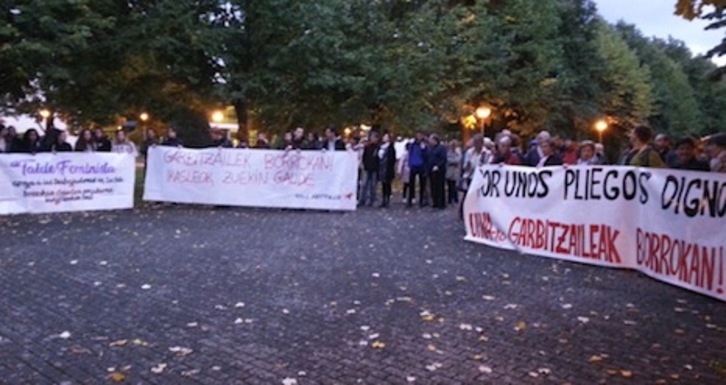 Imagen de la concentración de trabajadoras de limpieza de la UPNA. (LAB)