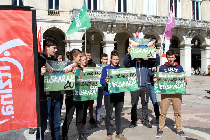 Aitzinak asteartean Baionan eskainitako agerraldiaren irudia.