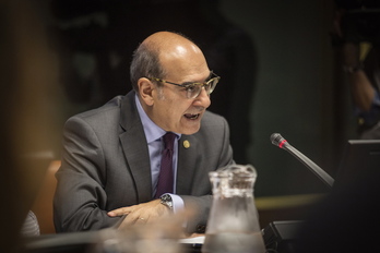 El consejero Darpón, en su comparecencia en la comisión de Salud del Parlamento. (Endika PORTILLO/FOKU)