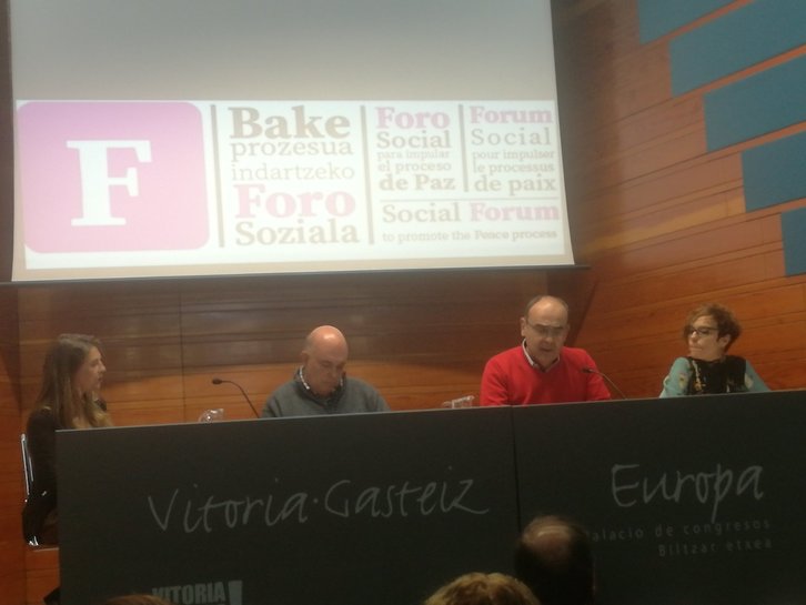 Mesa redonda del Foro Social celebrada este miércoles en Gasteiz. (@Ion_Salgado)