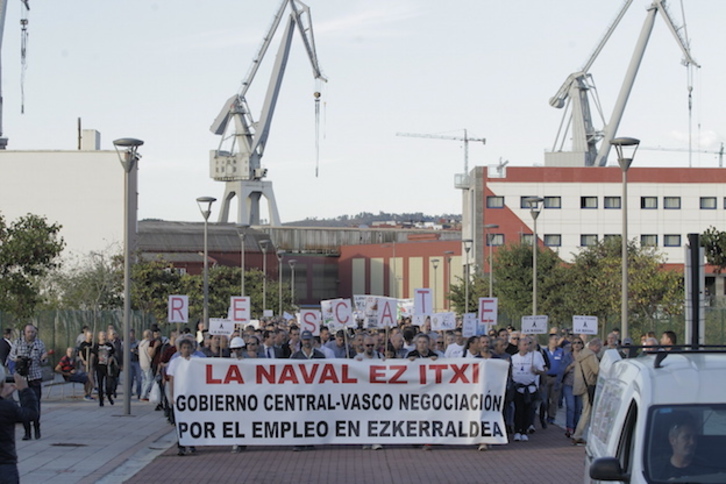Manifestación en defensa de La Naval, con las instalaciones del astillero de fondo. (Aritz LOIOLA/FOKU)