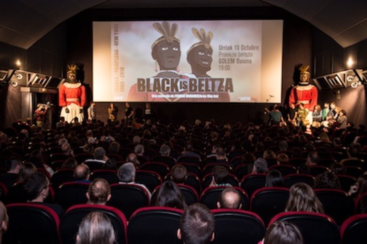Los gigantes americanos presiden la presentación de ‘Black is Beltza’ en Iruñea. (Iñigo URIZ/FOKU)