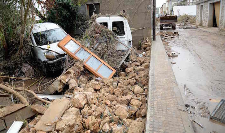 Vehículos arrastrados por el agua y escombros en una calle de la localidad de Sant Llorenç des Cardassar, una de las más afectadas. (M. LÓPEZ/AFP)