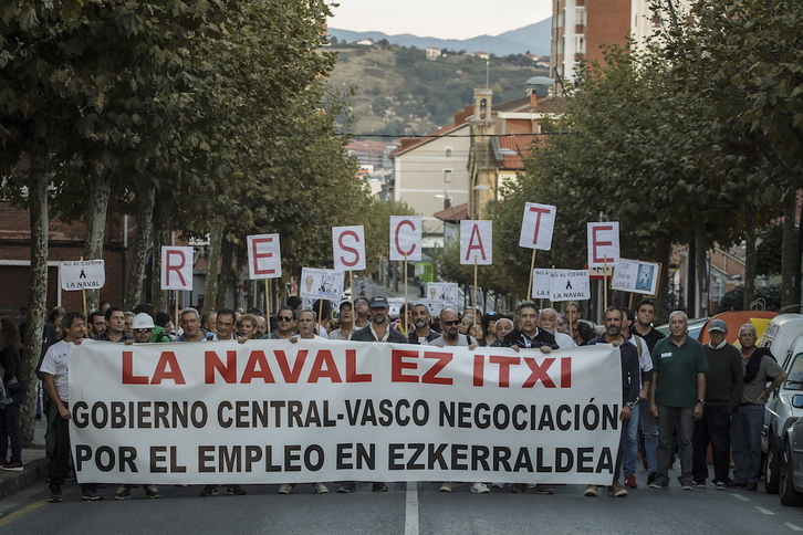 Manifestación en defensa de La Naval que recorrió ayer las calles de Sestao. (Aritz LOIOLA / FOKU)
