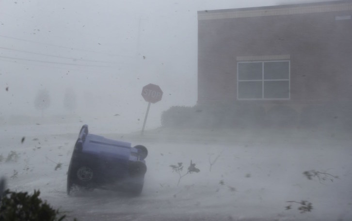 El viento arrastra contenedores, ramas y residuos en Panama City, Florida. (Joe RAEDLE/AFP)