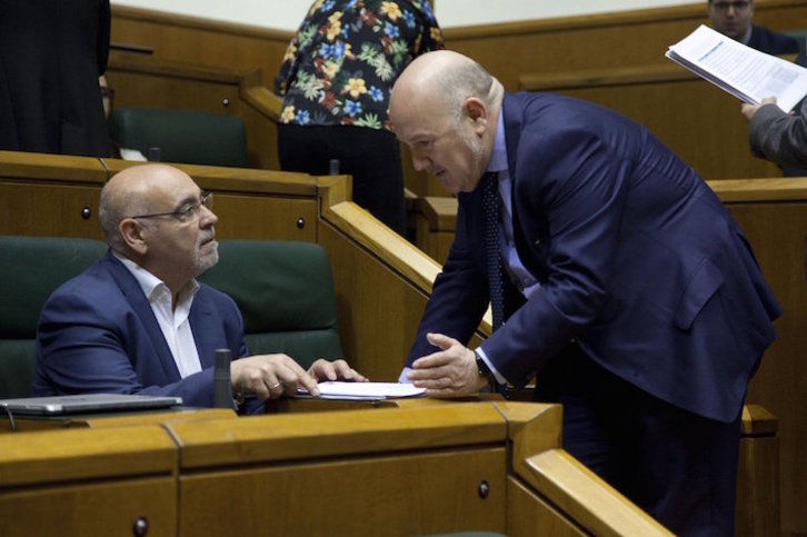 Iñigo Iturrate y José Mari Pastor han sido los encargados, en nombre de PNV y PSE, registrar el texto de reforma de la ley. (@eajpnvparlament)