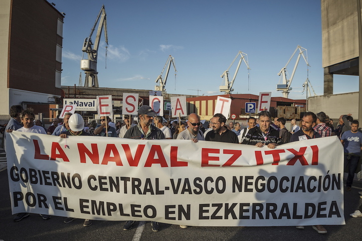 Trabajadores de La Naval de Sestao reclaman el rescate del astillero. (Aritz LOIOLA / FOKU)