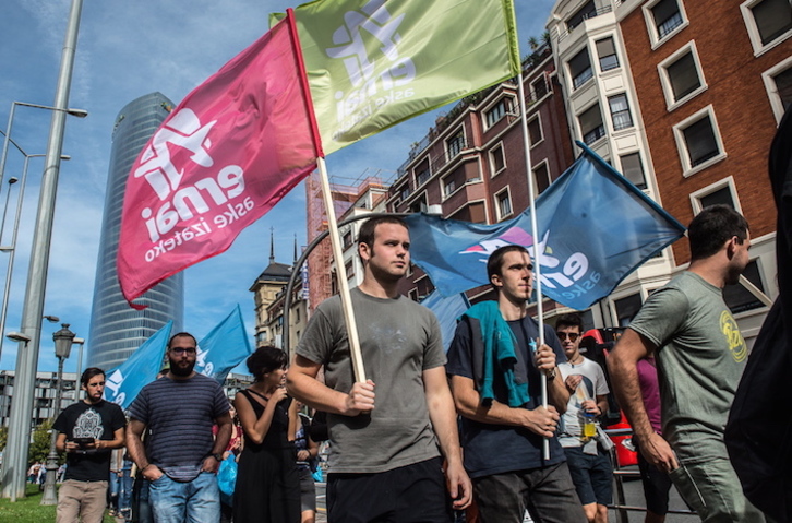 Confebaskeko egoitzara martxa egin du Ernaik Bilbon, Gazte Biraren baitan. (FOKU)