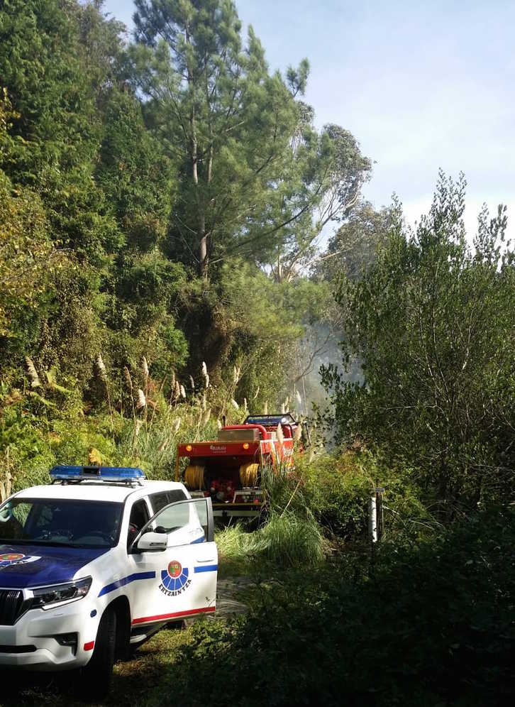 Vehículos de la Ertzaintza y los bomberos en la zona del incendio. (NAIZ)