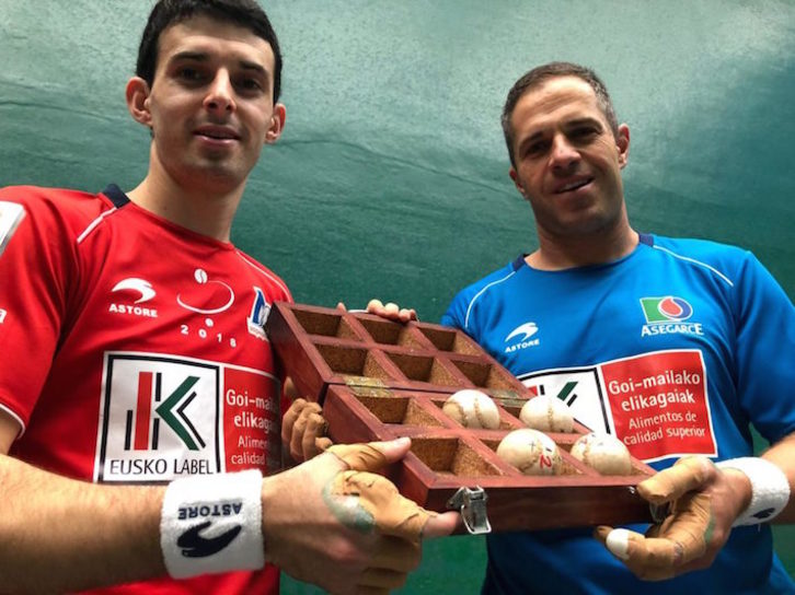 Jokin Altuna y Aimar Olaizola, durante la elección de material para el partido de Tolosa. (ASPEPELOTA.EUS)