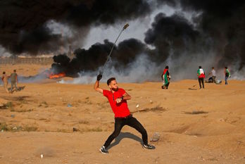 Un palestino, durante la protesta de este viernes. (Said KHATIB/AFP)