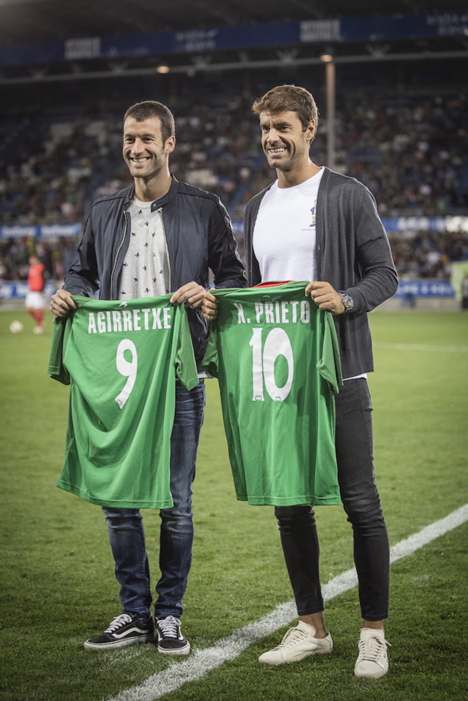 Atsedenaldian omenaldia egin diete Imanol Agirretxe eta Xabi Prietori. (Endika PORTILLO/FOKU)