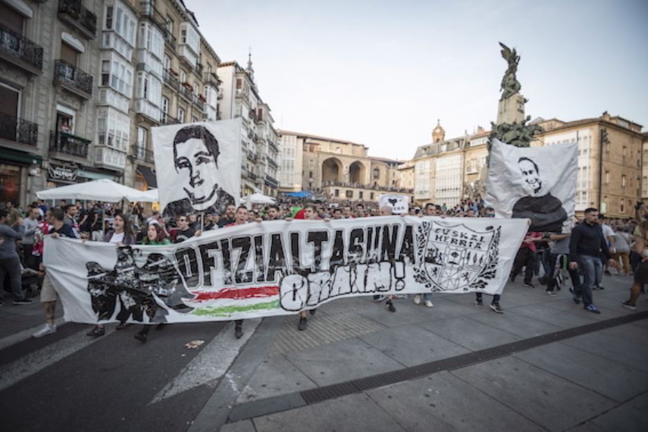 Ofizialtasuna aldarrikatzeko kalejira egin dute zaletuek.  (Endika PORTILLO/FOKU)