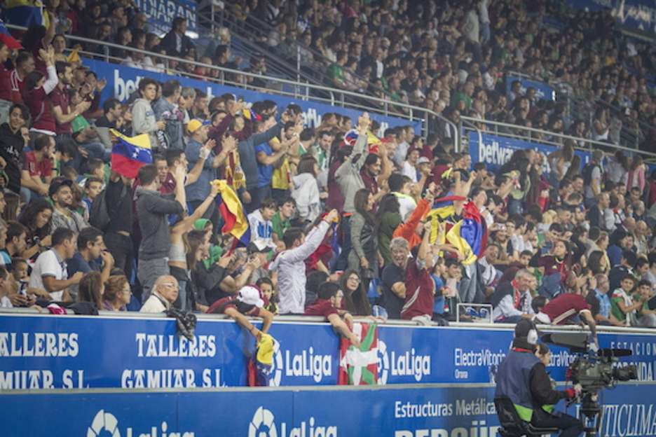 Venezuelako selekzioaren jarraitzaile ugari ere bildu da harmailetan. (Endika PORTILLO/FOKU)