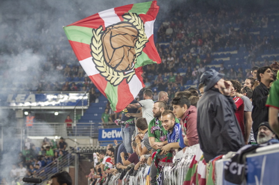 Etengabe animatu dute euskal zaletuek. (Endika PORTILLO/FOKU)