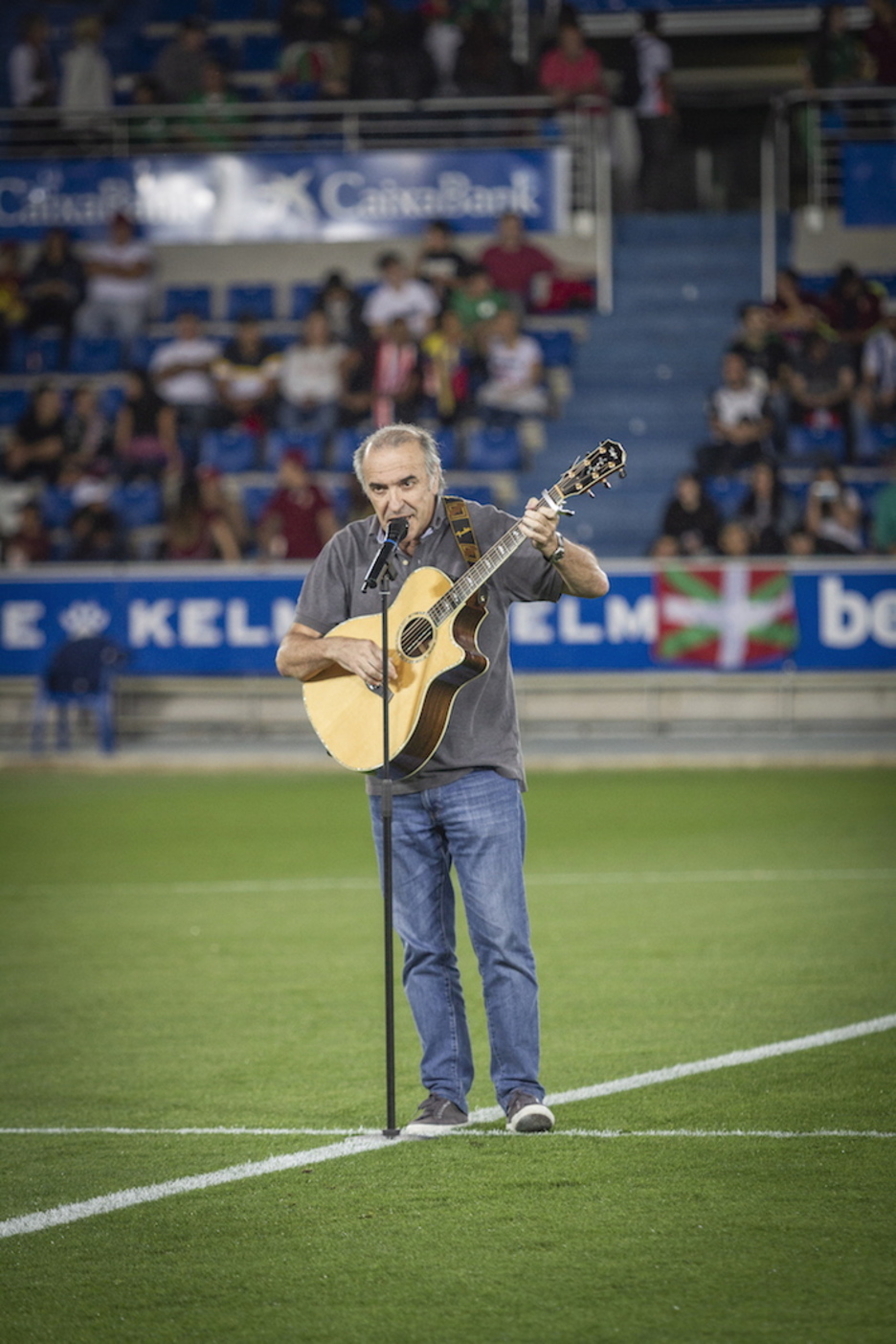 Gontzal Mendibil, berdegunean kantari. (Endika PORTILLO/FOKU)