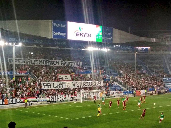 La pancarta que ha originado el tuit de Maduro. (@pinfantea)