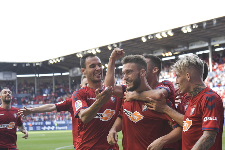 Los jugadores celebran el gol de falta de Roberto Torres. (Idoia ZABALETA / FOKU)