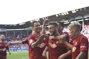 Los jugadores celebran el gol de falta de Roberto Torres. (Idoia ZABALETA / FOKU)