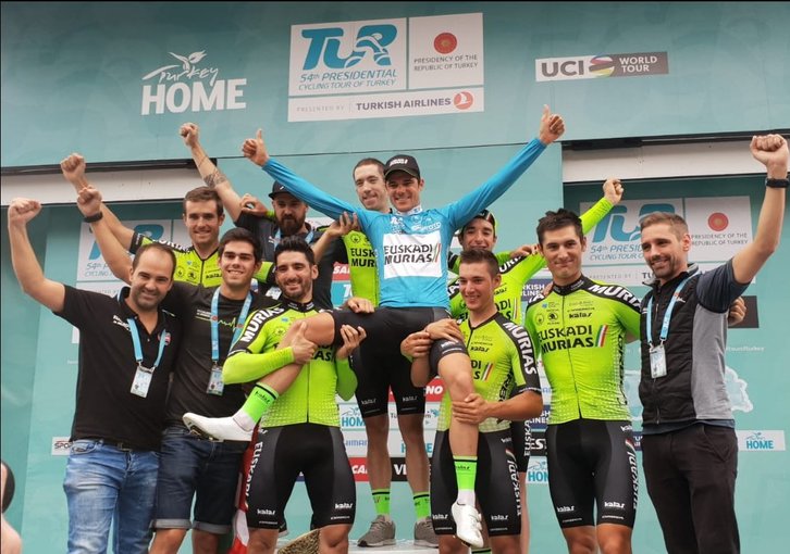 Prades, aupado por sus compañeros. (@MuriasTeam)