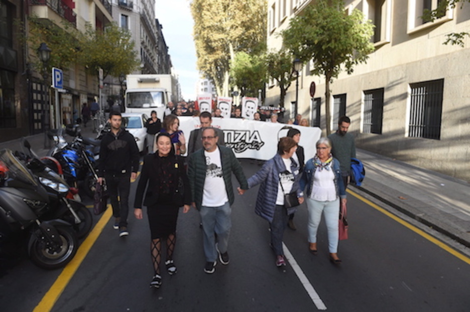 Defentsarekin batera iritsi dira Manu eta Fina Bilboko Justizia Epaitegira. (FOKU) Defentsarekin batera iritsi dira Manu eta Fina Bilboko Justizia Epaitegira. (FOKU)