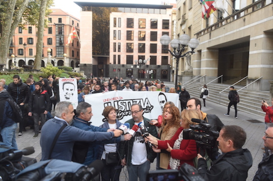 Epaiketara sartu aurretik adierazpenak egin dituzte Iñigo Cabacasen gurasoek. (FOKU) Epaiketara sartu aurretik adierazpenak egin dituzte Iñigo Cabacasen gurasoek. (FOKU)