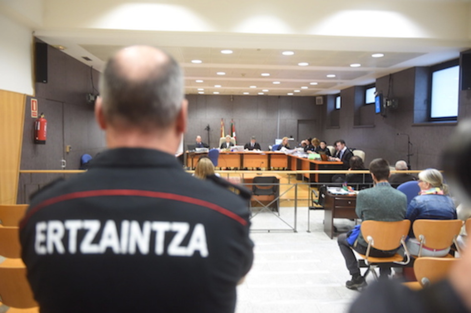 Ertzain bat Cabacasen heriotzaren inguruko epaiketa egiten ari diren salan. (FOKU) Ertzain bat Cabacasen heriotzaren inguruko epaiketa egiten ari diren salan. (FOKU)