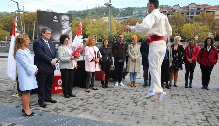 Gabriel Arestiren omenezko lore eskaintza. (Bilboko Udala)