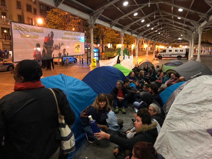 Acampada solidaria con migrantes en el Arenal.