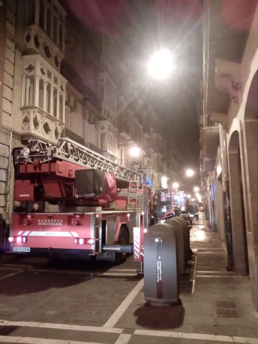 Los bomberos han sofocado el incendio de la calle Mayor de Iruñea. (@bomberos_na)