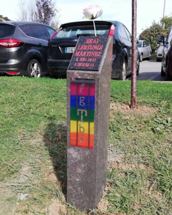 Ekairen omenez Ondarroako Itsasaurre plazan ipinitako monolitoa.