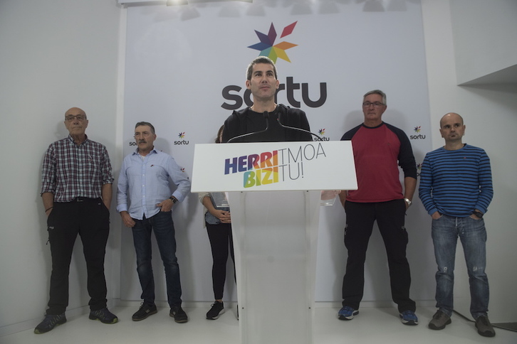 Arkaitz Rodriguez, acompañado de López de Abetxuko, José Ramón Martínez de la Fuente, José Ramón Lete, Nagore Mujika y Haimar Altuna. (Jon URBE/FOKU)