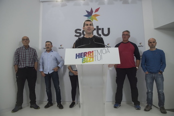 Arkaitz Rodriguez, acompañado de López de Abetxuko, José Ramón Martínez de la Fuente, José Ramón Lete, Nagore Mujika y Haimar Altuna. (Jon URBE/FOKU)