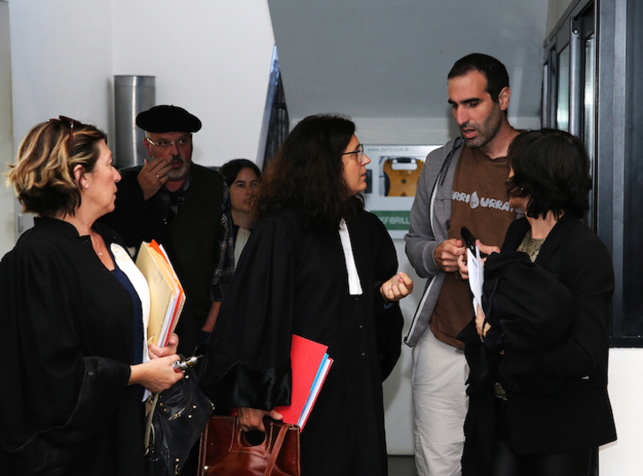 Peio Irigoien, junto a sus abogadas, en el Palacio de Justicia de Baiona. (Bob EDME)