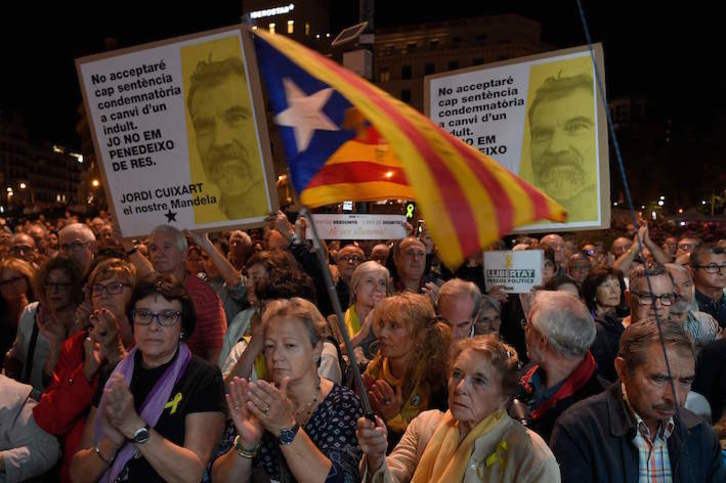 Concentración en Barcelona por el primer aniversario del encarcelamiento de Sànchez y Cuixart. (Lluís GENÉ/AFP)