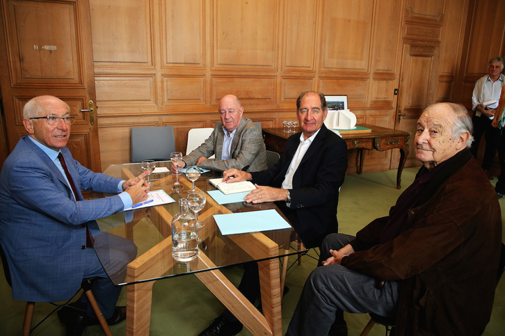 Jean-René Etchegaray ha recibido en Baiona a los miembros del GIC. (Bob EDME)