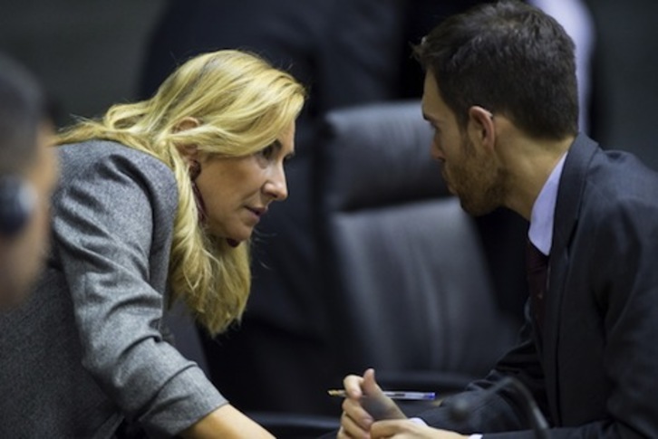 Beltran dialoga con Sayas durante el debate. (Iñigo URIZ/FOKU)