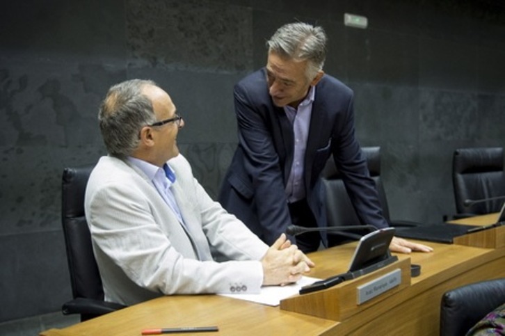 Araiz y Martinez conversan antes de comenzar el debate. (Iñigo URIZ/FOKU)