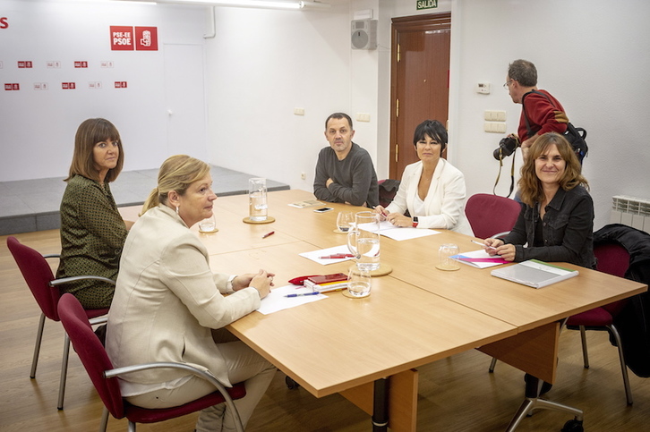 Las delegaciones del PSE y EH Bildu, reunidas hoy en Gasteiz. (Jaizki FONTANEDA/FOKU)