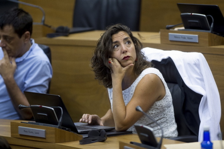 La portavoz de Podemos-Orain Bai, Laura Perez, en un pleno parlamentario.