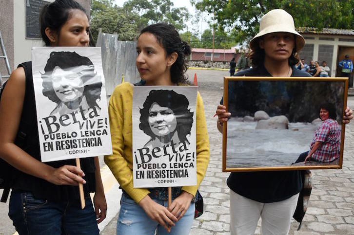 Las hijas de Cáceres Laura y Berta Zuñiga, a la derecha y en el centro, respectivamente, en una protesta frente al tribunal. (Orlando SIERRA/AFP)