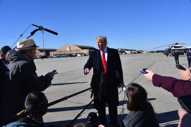 El presidente de EEUU, Donald Trump, atiende a los periodistas. (Nicholas KAMM/AFP) 
