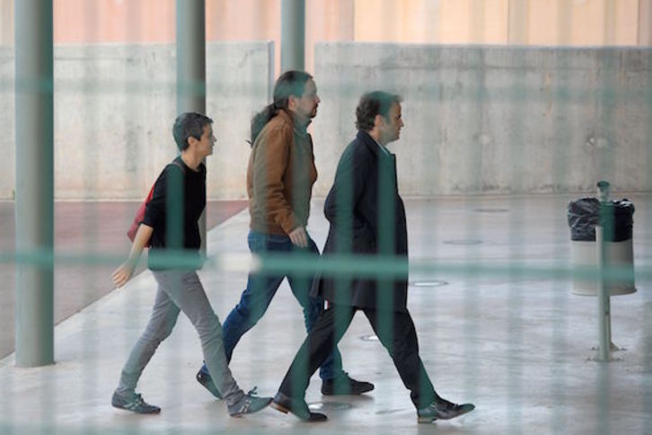 Pablo Iglesias entra en Lledoners junto a representantes de Catalunya en Comú. (Lluís GENÉ/AFP)