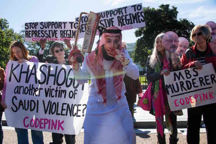 Un manifestante disfrazado del príncipe Mohamed bin Salman ante la Casa Blanca, en Washington. (Jim WATSON/AFP)
