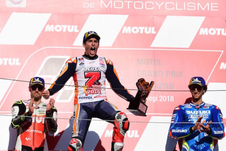 Márquez celebra la victoria en el podio de Motegi. (Martin BUREAU/AFP)