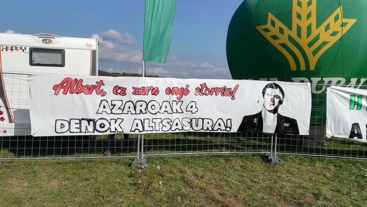 La pancarta que contiene el mensaje para Rivera. (@GARA_rpascual)