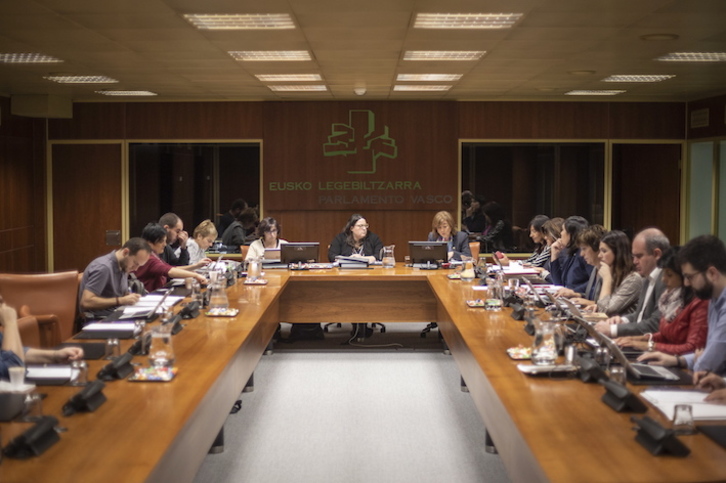 Comisión de Educación en el Parlamento de Gasteiz. (Endika PORTILLO/FOKU)