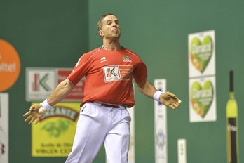 Aimar Olaizolak minduta dauka eskuin eskua. (Idoia ZABALETA / FOKU)