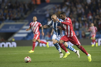 Sandro, que ha estrellado dos balones contra el poste, pugna con Jonás Ramalho. (Juan Carlos RUIZ / FOKU)